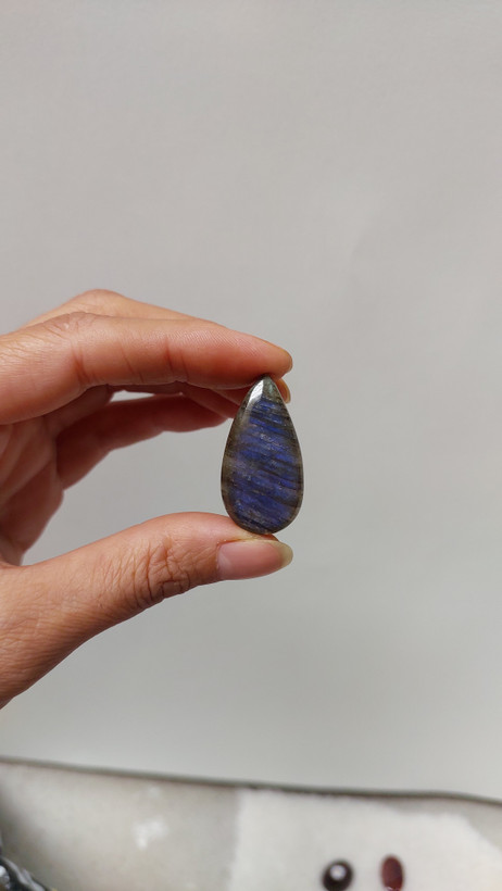 لابرادوریت اصل – سنگ قیمتی طبیعی با جلوه نوری لابرادورسانس و انرژی مثبت