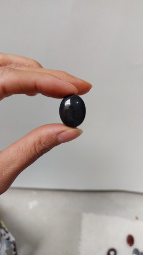 عقیق یمن مشکی اصل – سنگ قیمتی طبیعی با رنگ تیره، براق و انرژیبخش