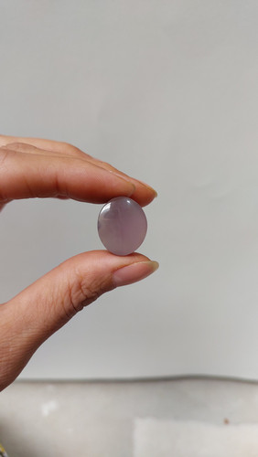 عقیق یمن سوسنی اصل – سنگ قیمتی طبیعی با رنگ گرم، انرژی مثبت و رزقآور