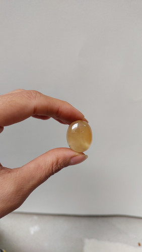سنگ عقیق عسلی اصل با رنگ گرم و طبیعی، منحصر به فرد و انرژیبخش برای زیورآلات