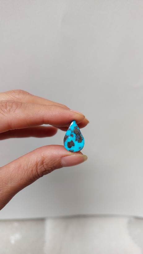 فیروزه نیشابور اصل با تراش اشکی – سنگ قیمتی با رنگ آبی طبیعی، منحصر به فرد و انرژیبخش