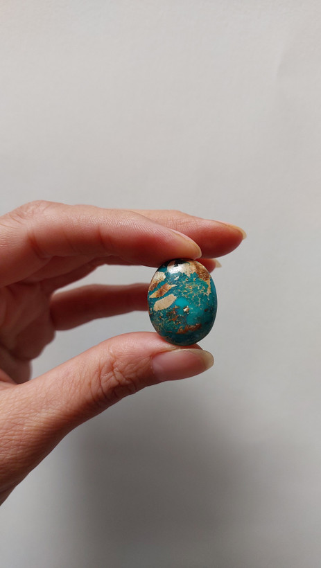 فیروزه نیشابور اصل با رگه طلایی – سنگ قیمتی لوکس، منحصر به فرد و انرژیبخش برای زیورآلات